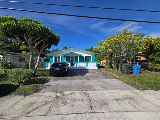 Building Photo - Comfortable Oakland Park Living - 3BR with Outdoor Space