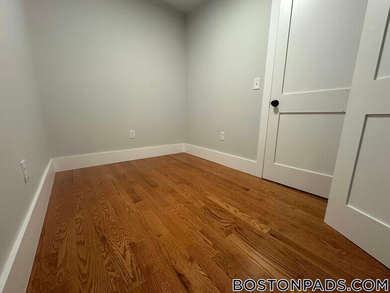 Building Photo - 118 Marginal St