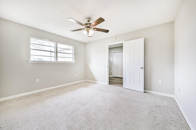 Building Photo - 305 Red Haven Dr