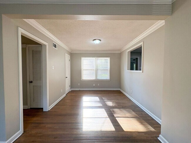 Building Photo - Updated 3 bedroom, 1 bathroom near Quince and Perkins
