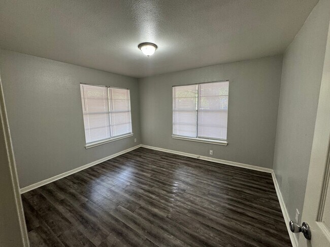 Building Photo - Updated 2 bedroom