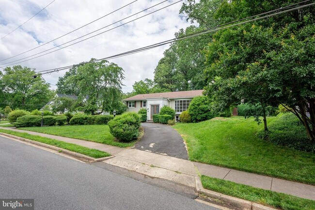 Building Photo - 6438 Woodville Dr