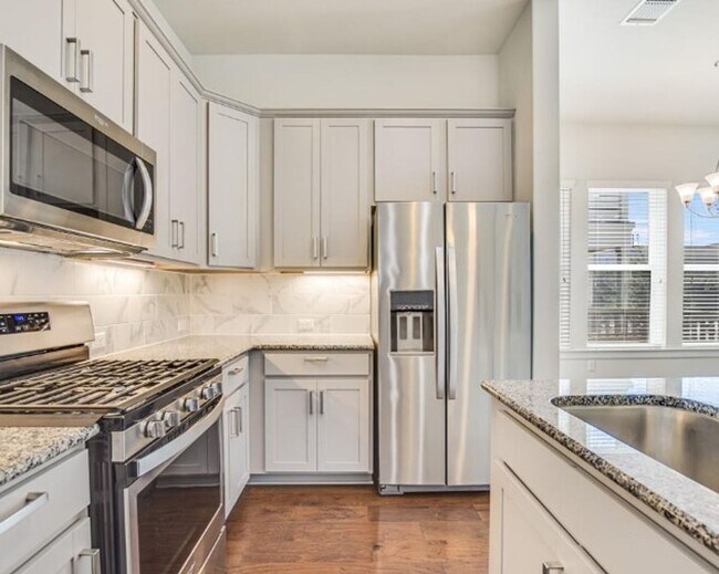 Building Photo - PRELEASING FOR BEGINNING OF JUNE! Walking Distance to Fun, Food and Friends!