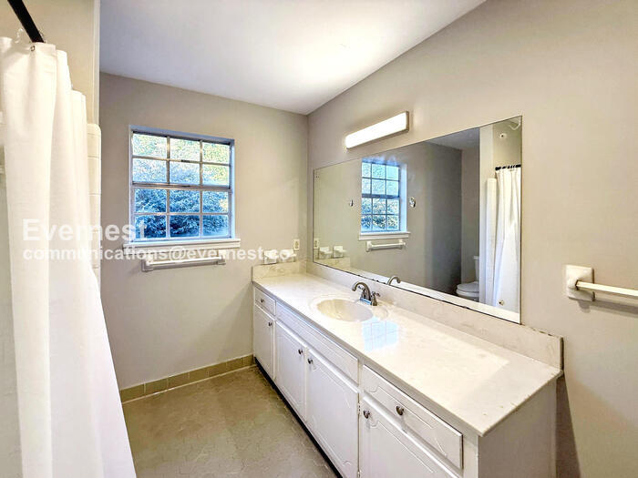 Building Photo - 5473 Pine Rd