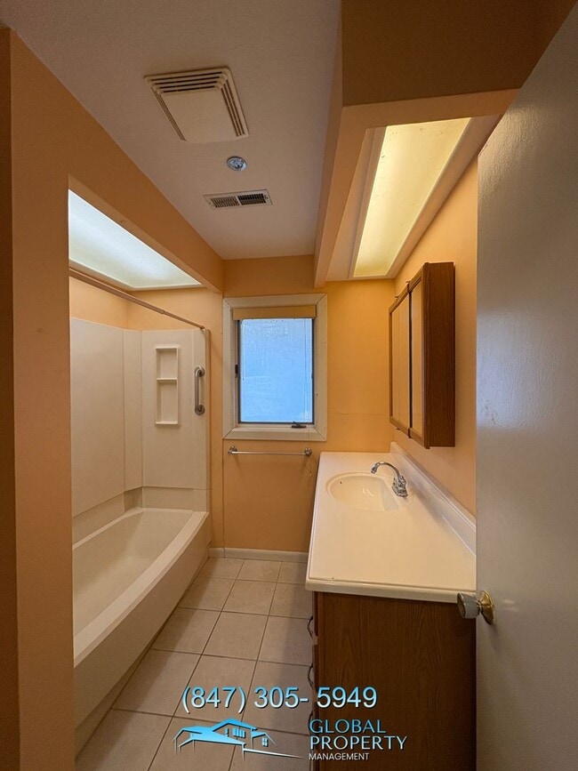 Building Photo - 3 Bedroom Home For Rent