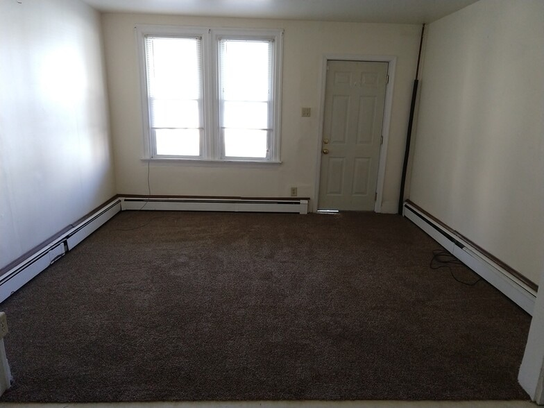 Living room - 118 S 17th St