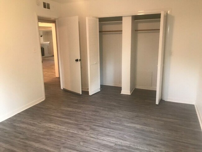 Building Photo - RECENTLY REMODELED BIG 4 BEDROOM 2 BATH LE...