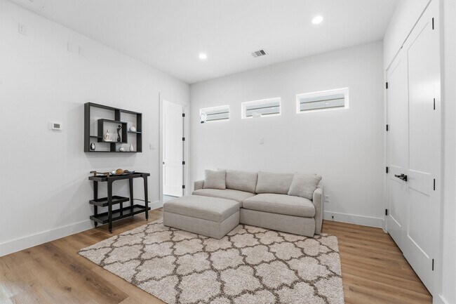 Building Photo - 6042 Cebra St