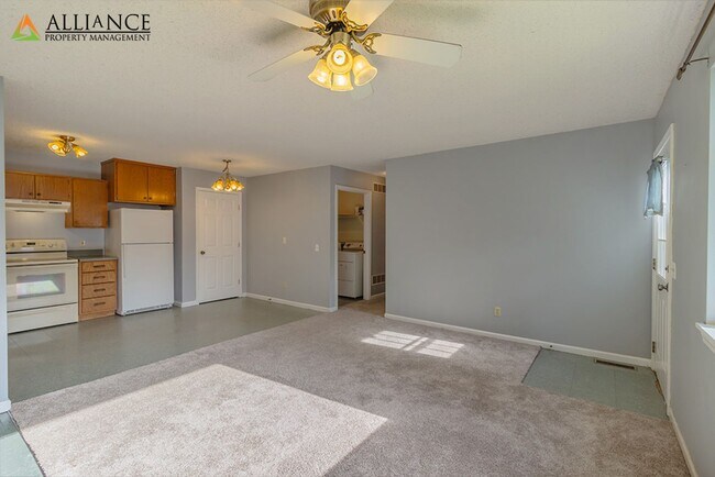 Building Photo - Spacious Rooms & Newer Carpet ~ Close to Downtown