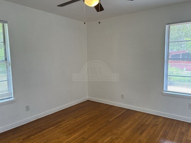 Building Photo - 2309 Sunny Ln