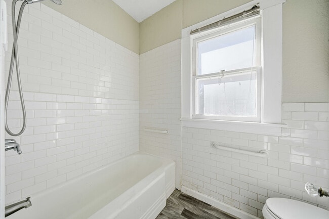 Building Photo - 122 Biering St