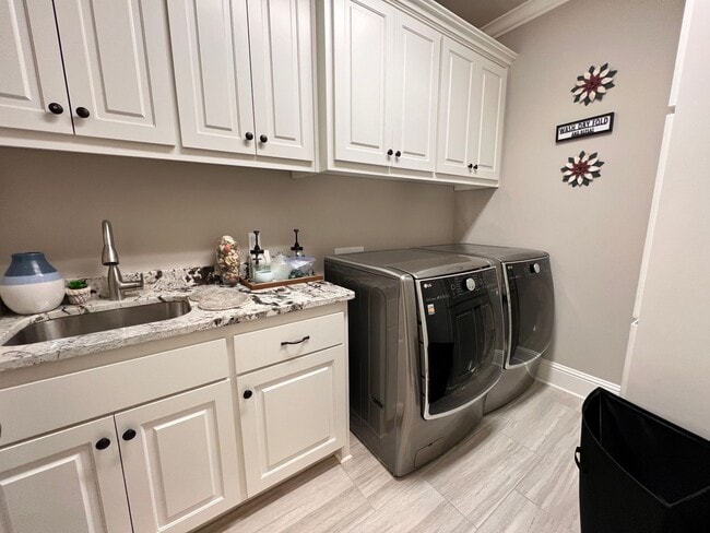 Building Photo - 4 BEDROOM/3 BATH SPACIOUS IN GATED COMMUNITY