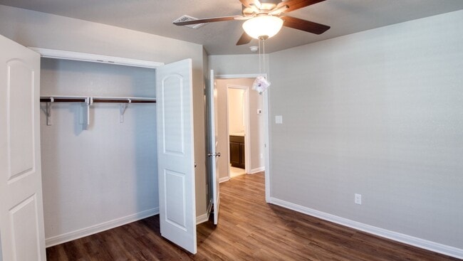 Building Photo - 513 Fallbrook Dr