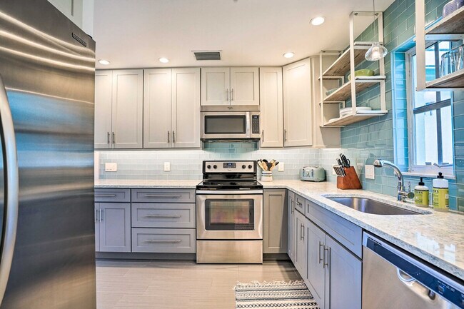 Building Photo - 215 Bobolink Way