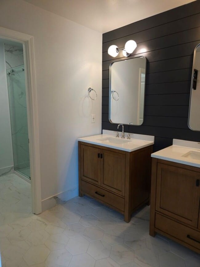 Building Photo - 4Bd/2.5Ba Two Story House - Available to View!