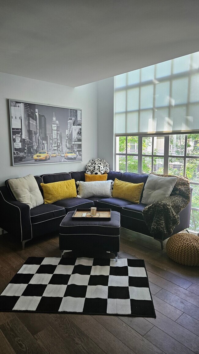 Building Photo - 415 W 7th St