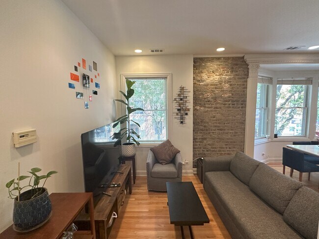 Building Photo - 807 W Buckingham Pl