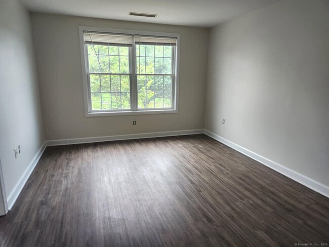 Building Photo - 70 Fairgate Dr