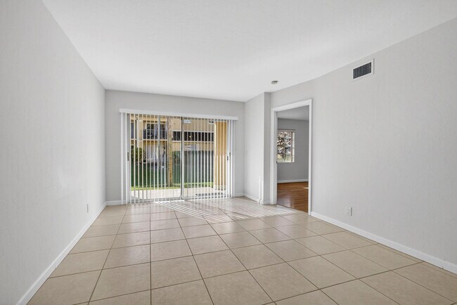 Building Photo - 1120 Lake Shore Dr