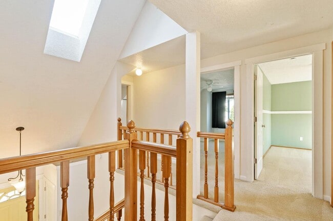 Building Photo - Comfortable 4-bdrm/2.5-bath home in Hillsb...