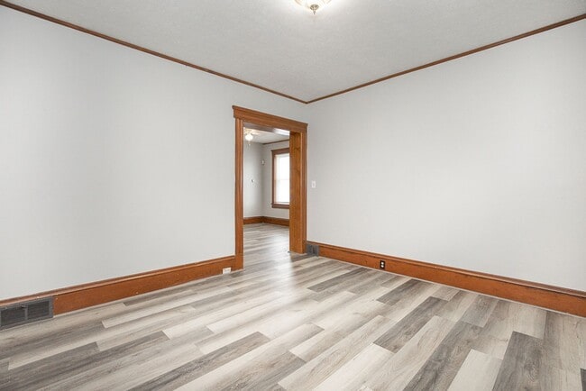 Building Photo - 3 Bedroom/1 bath Single House!!