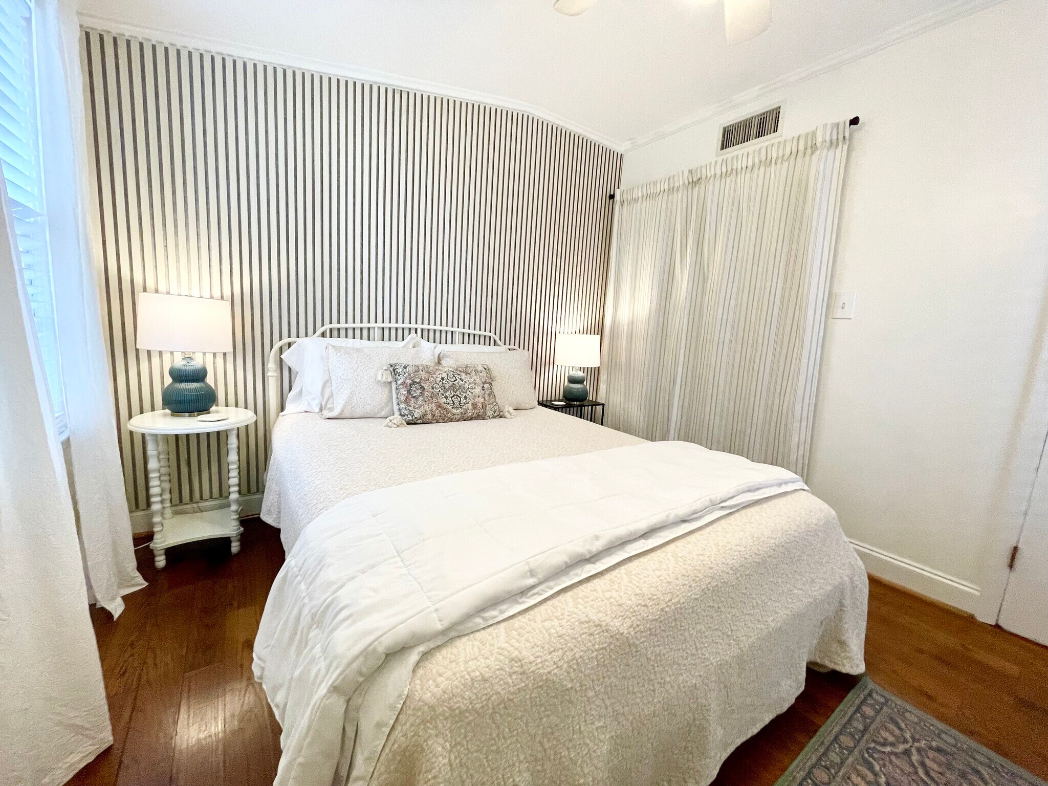 Bedroom #1, Queen Bed, Closet - 215 W Taylor St