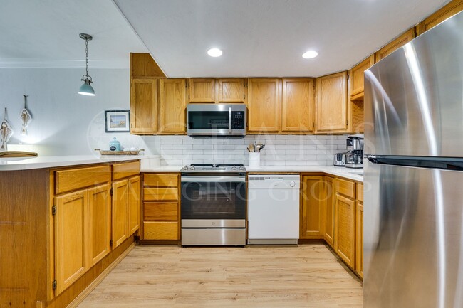 Building Photo - Furnished Coastal Living Condo