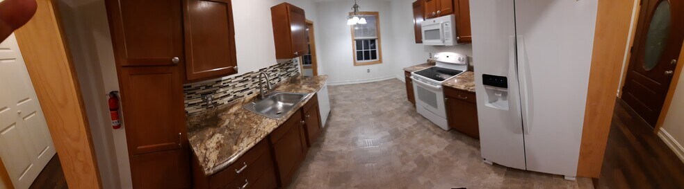 Building Photo - 247 Main St