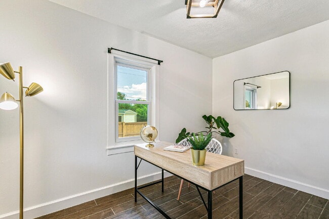 Building Photo - $2,595, 3-bed, 2-bath, located in Denver w...