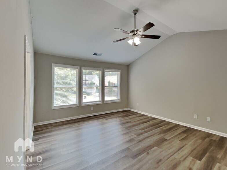 Building Photo - 2250 Village Green Dr