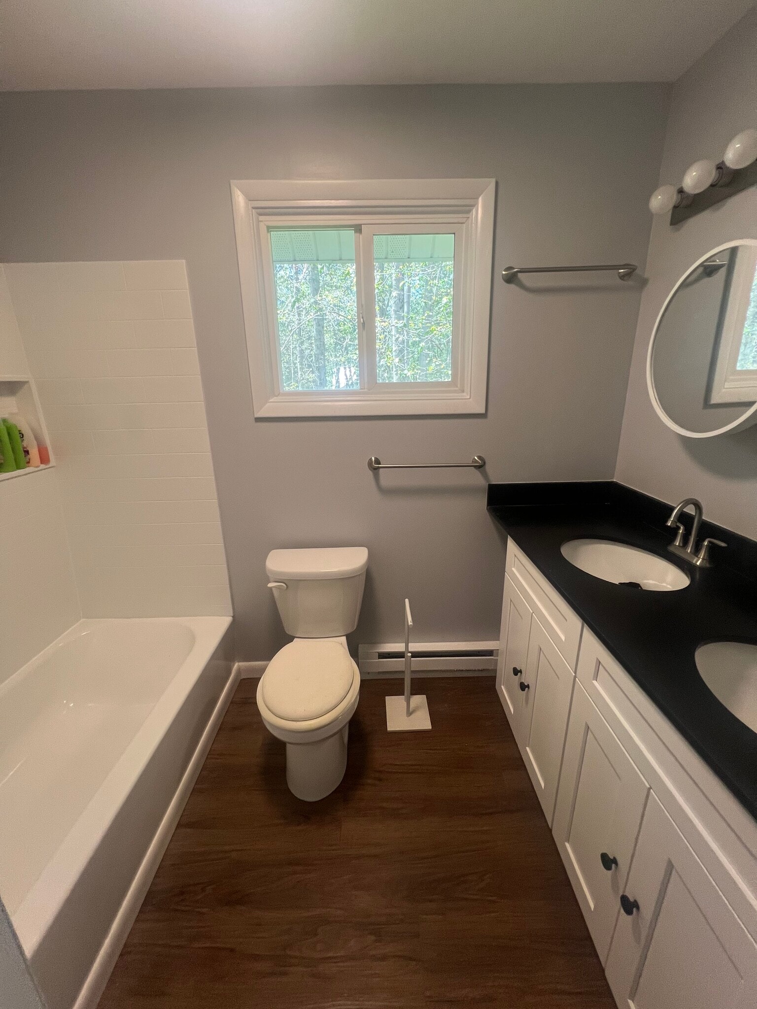 Main bath - 1010 Eisenhower Way