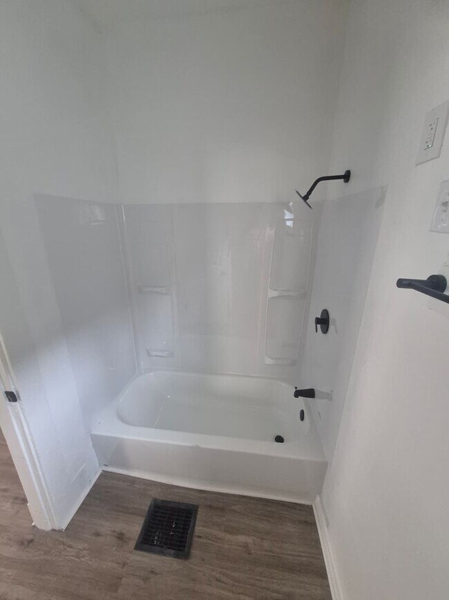 Building Photo - Charming 2-Bedroom Home with Fenced Yard in Covington!