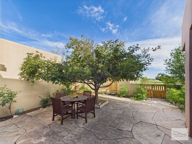 Building Photo - Stylish Home in Eldorado | Furnished or Un...