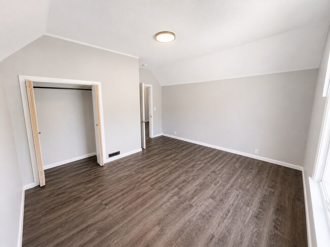 Building Photo - 1 Bed / 1 Bath Upstairs Unit with Private Balcony – Riverside Gardens