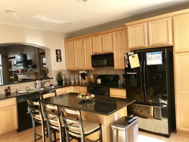 Building Photo - Beautiful 3 Br / 2.5 Ba TH w/ Granite Counters, Hdwd Flrs, 2 Car Garage in Eden Prairie!