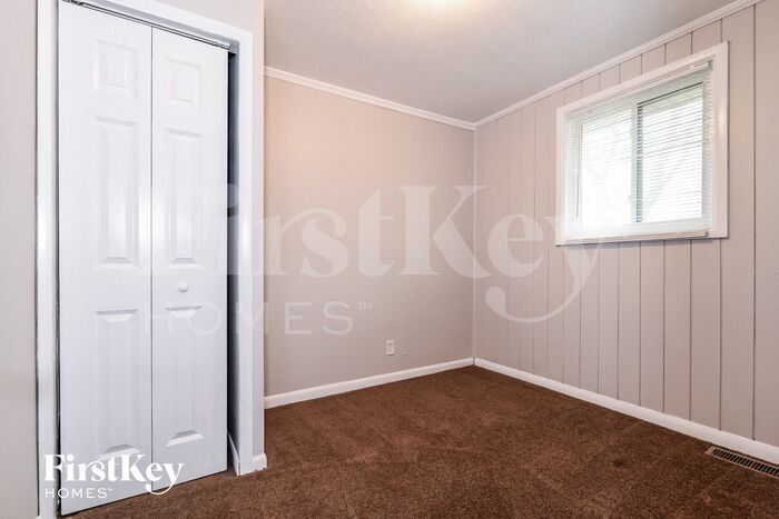Building Photo - 6616 Oakview Dr N