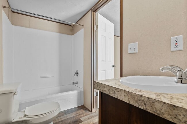 Building Photo - 2 Bedroom, 2 Bathroom Home