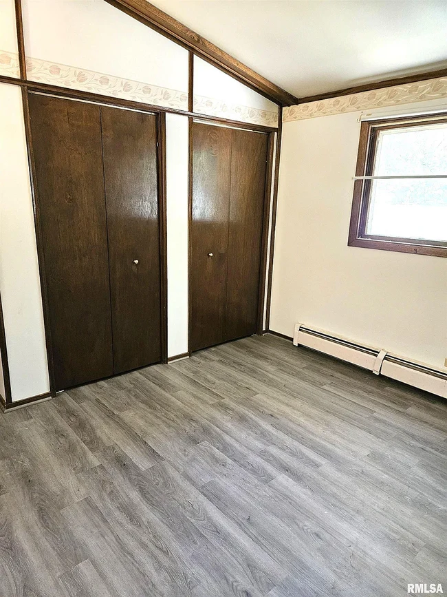 bed 2 - 233 N Taylor St