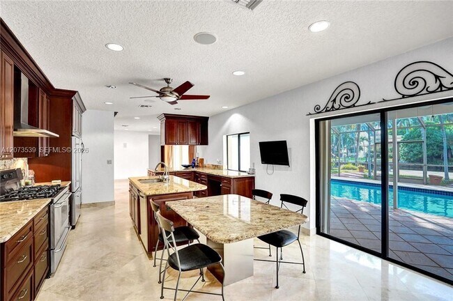 Building Photo - 612 Hibiscus Dr