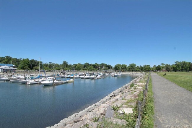 Building Photo - 637 Cove Rd
