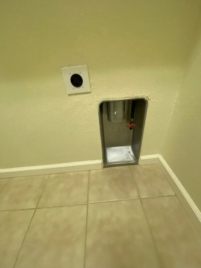 Building Photo - Lovely 3 Bedroom Low Maintenance Unit with New Flooring!