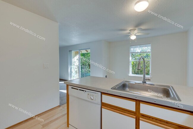 Building Photo - $500 OFF 2ND MONTH RENT** Spacious Pet-Friendly Top-Floor Unit w/ Parking Included!