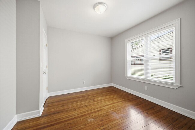 Building Photo - Sylvan Park Charm