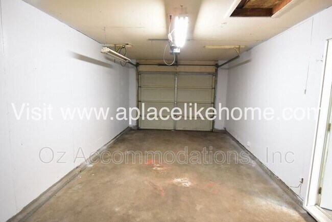 Building Photo - 5010 Valley Ln