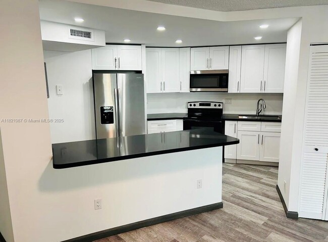 Building Photo - 800 Parkview Dr