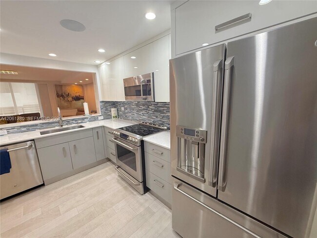 Building Photo - 5555 Collins Ave