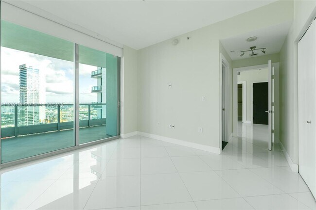 Building Photo - 900 Biscayne Blvd