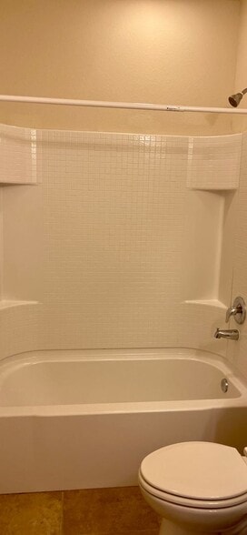Building Photo - 3 Bedroom / 2.5 Bath / 2 Car Garage Townho...
