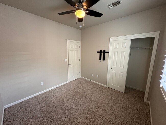 Building Photo - Lovely Clovis home Available Now!