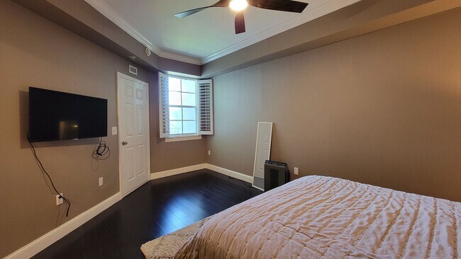 Building Photo - Luxury Condo On The Top Floor at Solé in Flagler Village